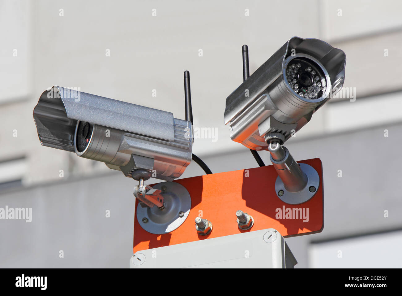 Due telecamere di videosorveglianza per il monitoraggio di struttura edile Foto Stock
