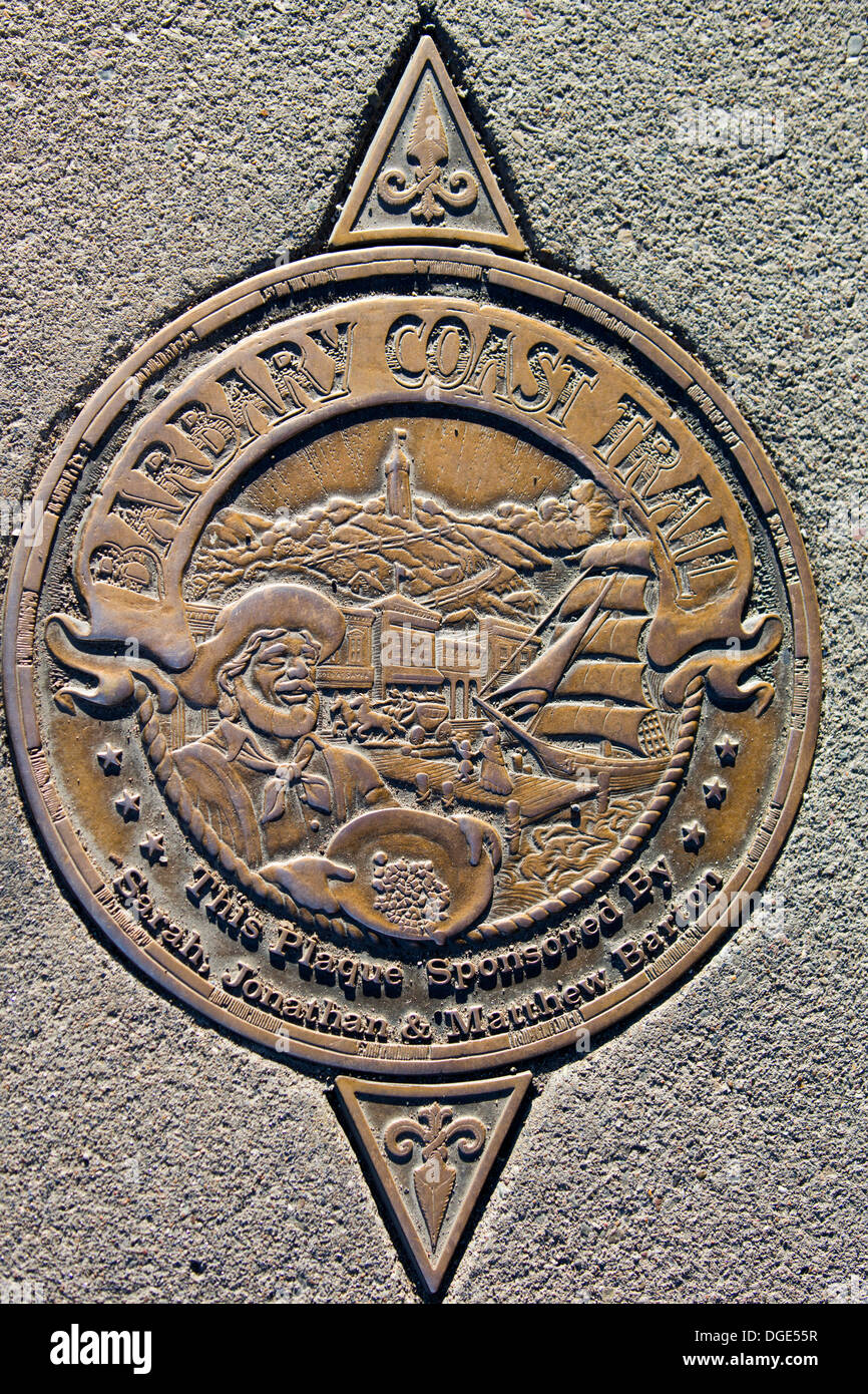 Un medaglione di bronzo incorporato nella marcatura sul marciapiede di Barbary Coast sentiero a piedi. Fisherman Wharf di San Francisco, Stati Uniti d'America. Foto Stock