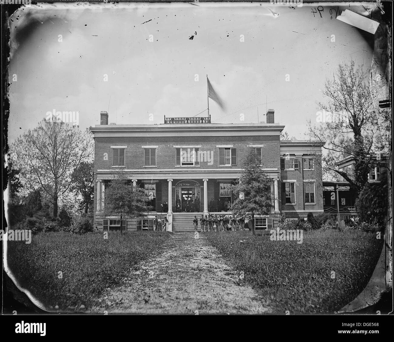 Una casa situata vicino al Dutch Gap Canal lungo il fiume James. L'immagine offre uno scorcio della vita rurale vicino a un importante corso d'acqua in Virginia. Foto Stock