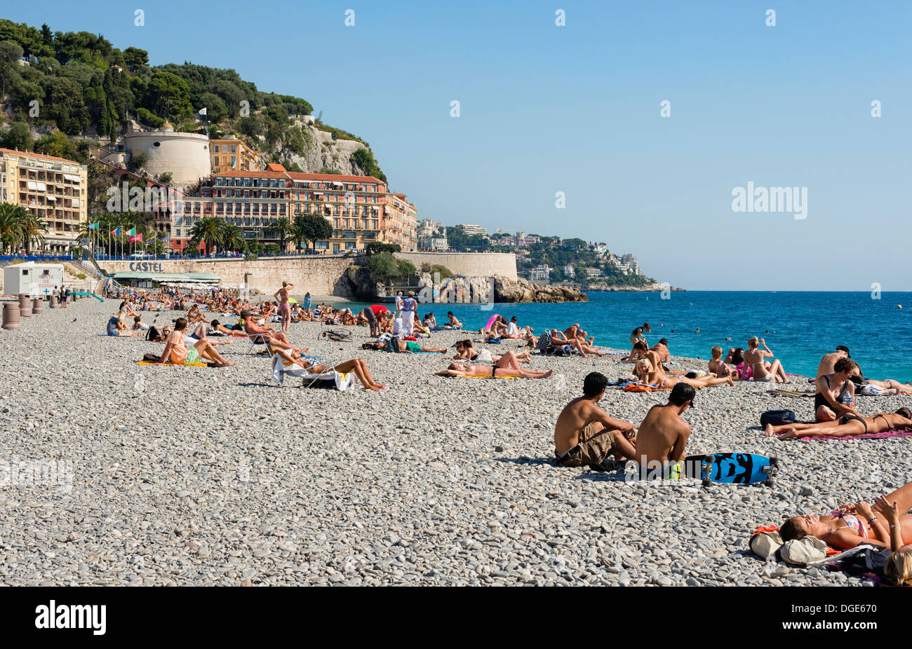 Prendere il sole sulla spiaggia principale di Nizza. Foto Stock