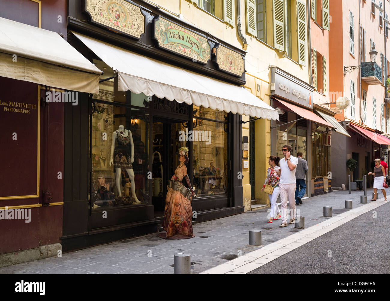 Gli amanti dello shopping in Rue de la prefettura in la Vieille Ville (Città Vecchia) Nice Foto Stock