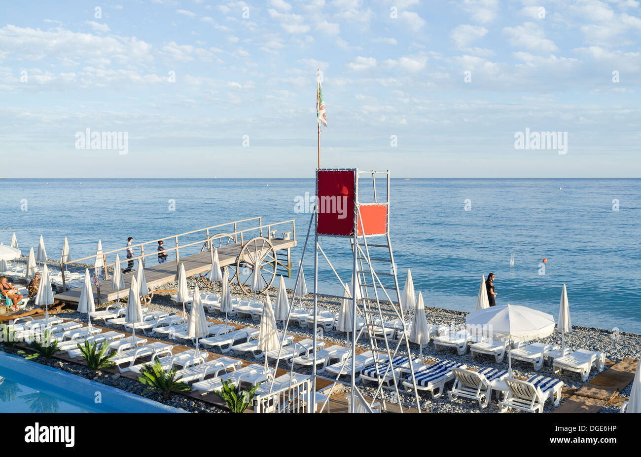 Lettini fodera la spiaggia principale di Nizza. Foto Stock