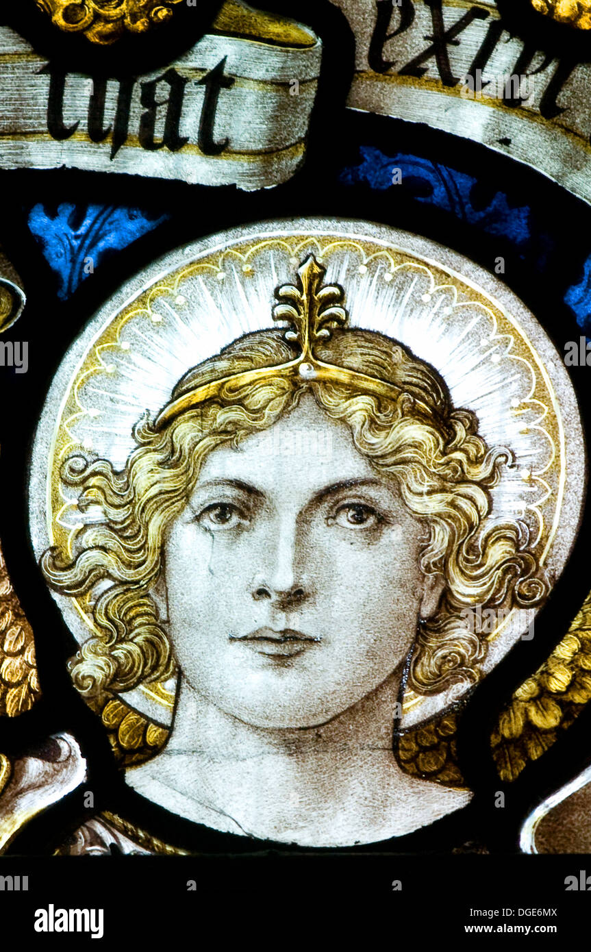 In prossimità di Santa Maria Maddalena in vetro colorato con oro e capelli tiara alone bianco nella Chiesa Seend Wiltshire Sud Ovest Inghilterra Foto Stock In prossimità di Santa Maria Maddalena in vetro colorato con oro e capelli tiara alone bianco nella Chiesa Seend Wiltshire Sud Ovest Inghilterra Foto Stock
