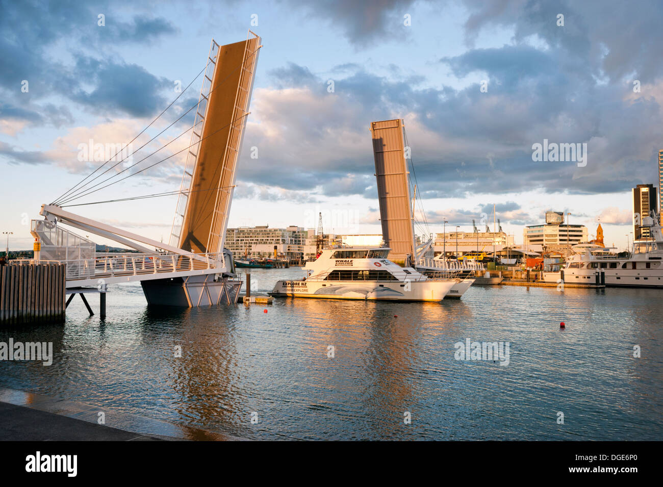 Lungomare di Auckland, Nuova Zelanda. Ponte sollevato al Porto di Viaduct per lasciare la barca attraverso, come il sole tramonta. Foto Stock