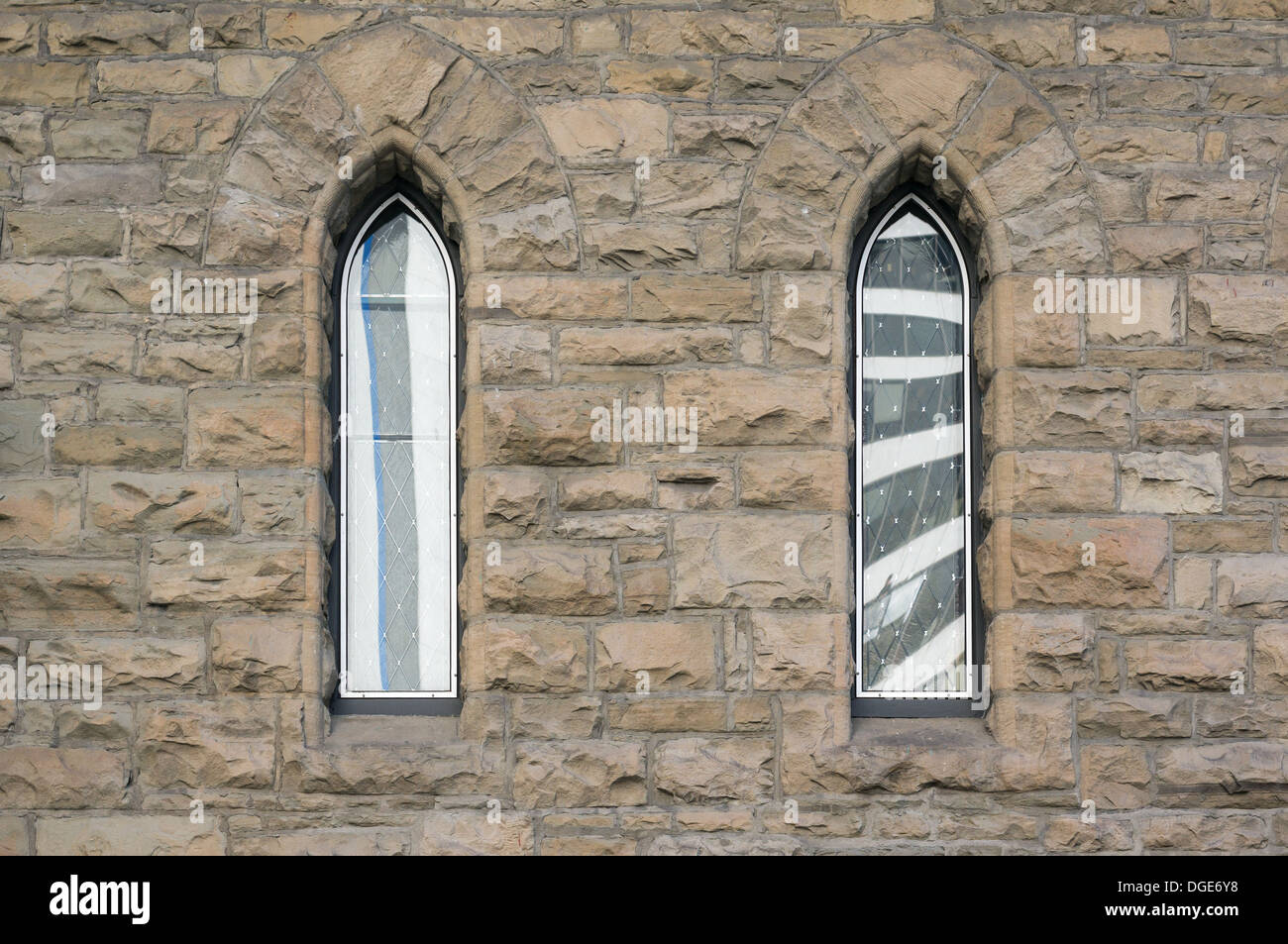 Chiesa parete con due finestre. Foto Stock
