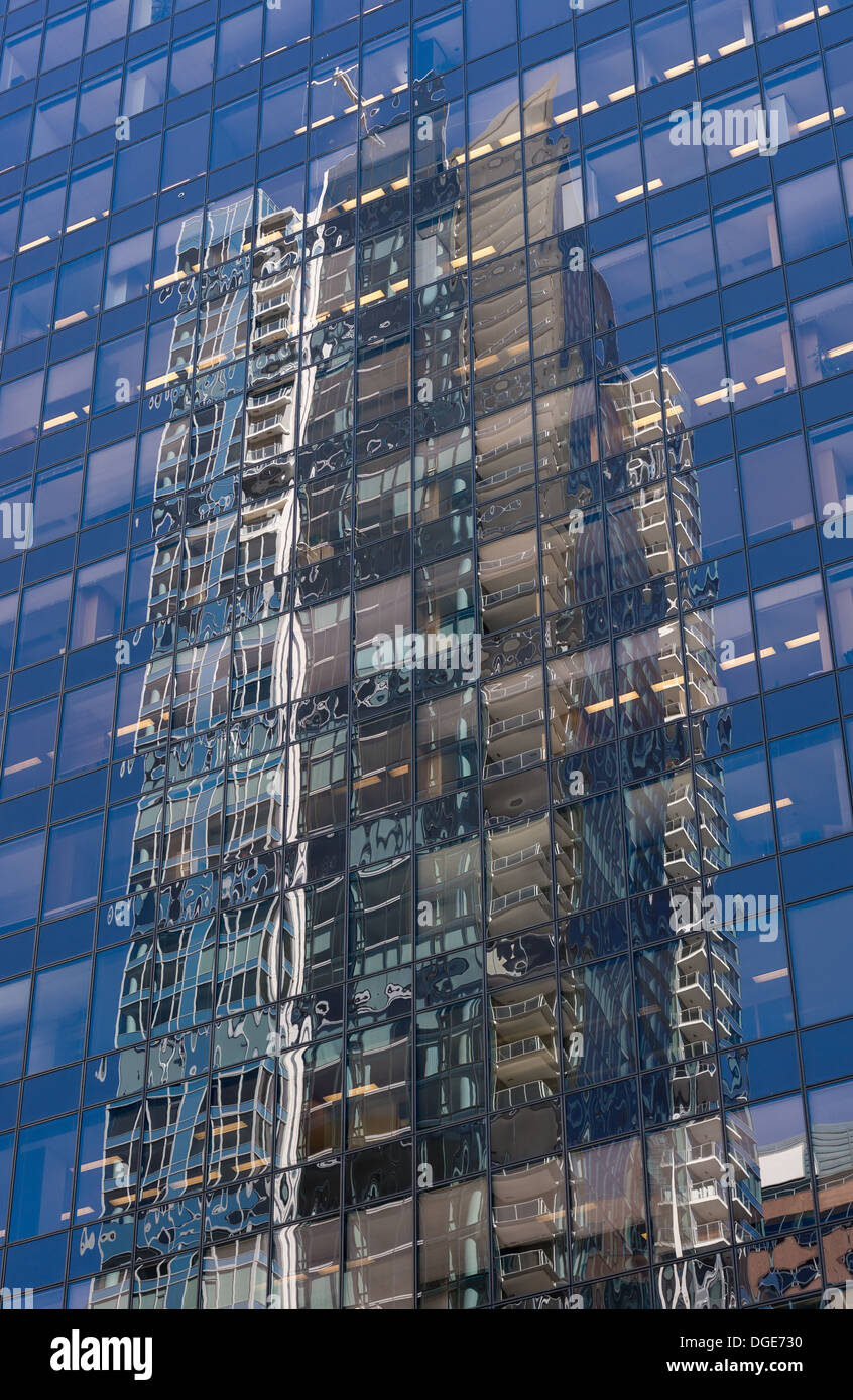 La riflessione della finestra in un ufficio moderno edificio. Foto Stock