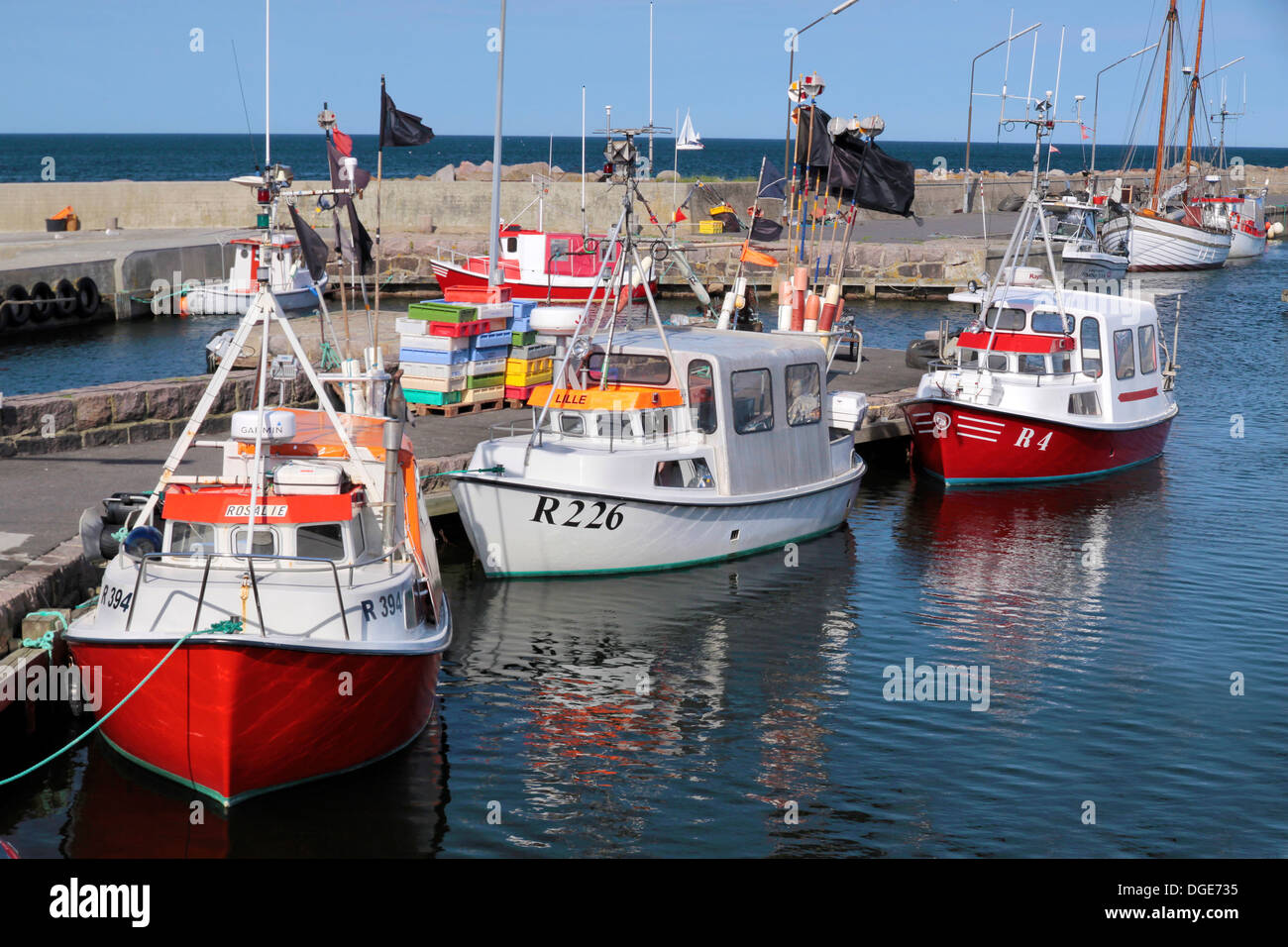 Colorate barche da pesca nel porto di Svaneke su Bornholm, Danimarca Foto Stock