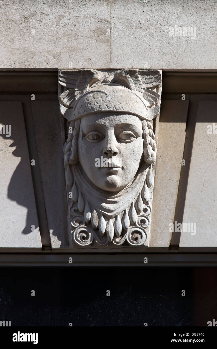 Le sculture sulla facciata della casa di Dorset un 1930 office block, Stamford Street, Londra, Inghilterra, Regno Unito. Foto Stock