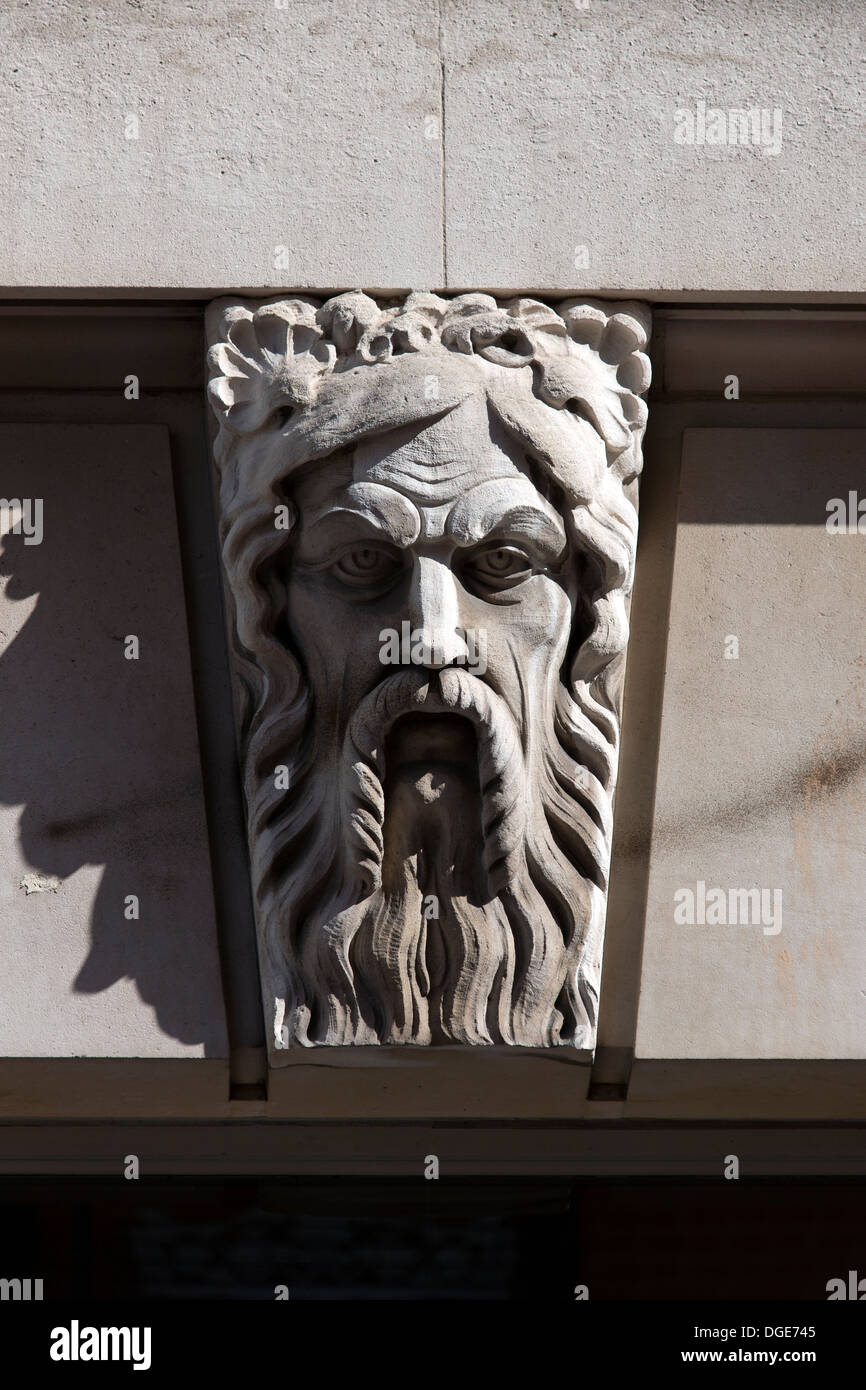 Le sculture sulla facciata della casa di Dorset un 1930 office block, Stamford Street, Londra, Inghilterra, Regno Unito. Foto Stock