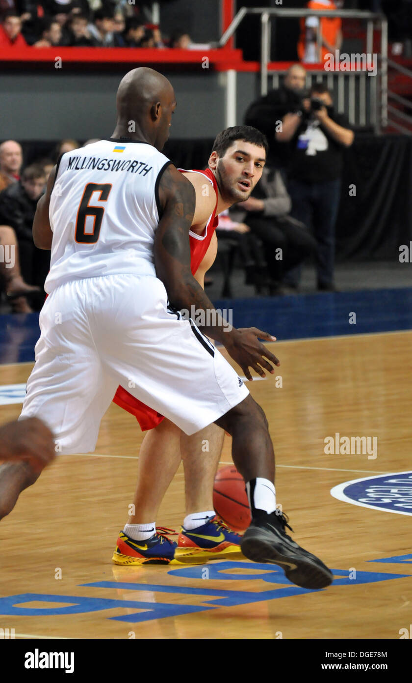 Marco Killingsworth bloccare l'avversario durante il match tra BC Donetsk vs Spartak Foto Stock