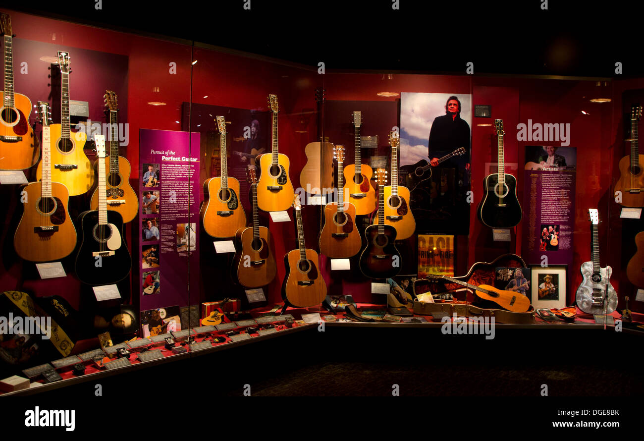 Diversi Martin Guitars in mostra presso il museo di Martin Guitars factory a Nazareth, Pennsylvania, STATI UNITI D'AMERICA Foto Stock