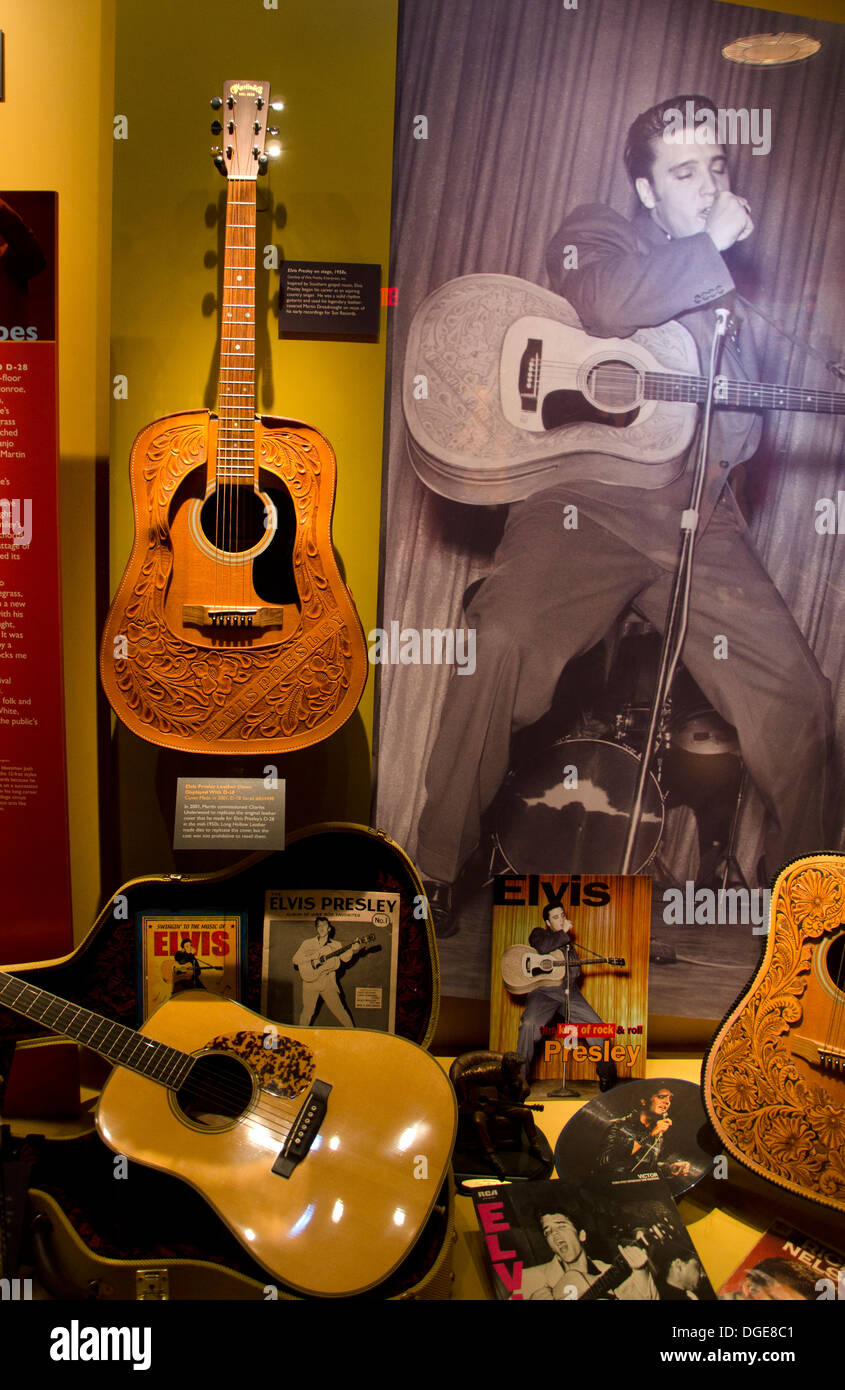 Elvis Presley chitarra con rivestimento in pelle 1950 al museo Martin Guitars factory a Nazareth, Pennsylvania, STATI UNITI D'AMERICA Foto Stock