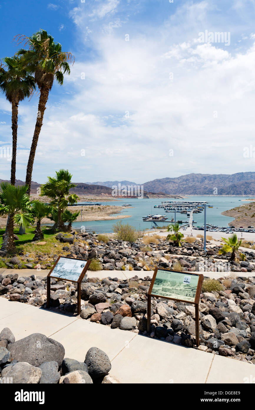 Vista dal ponte a Callville Bay Resort mostra acqua bassa, che nel 1998, ha raggiunto le rocce in primo piano, il Lago Mead, Nevada, STATI UNITI D'AMERICA Foto Stock