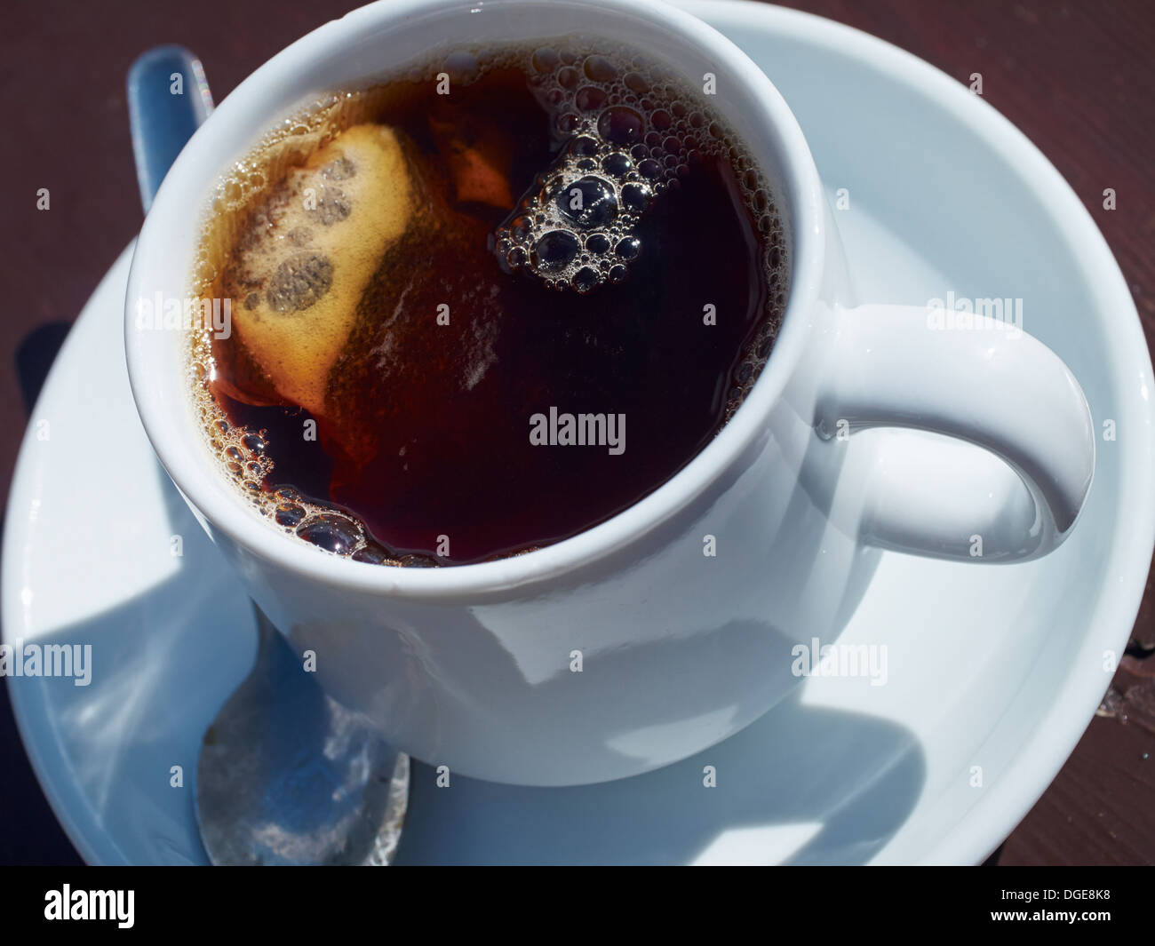 Sacchetto da tè la produzione di birra in una tazza Foto Stock