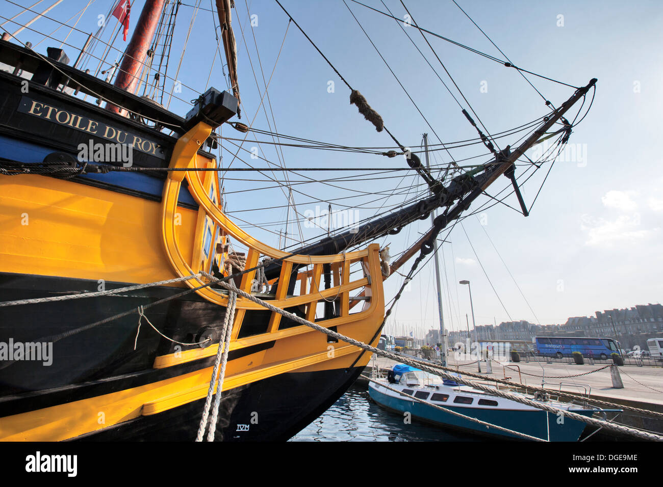 'Etoile du Roy" XVIII secolo fregata, St.Malo Harbour, Bretagna Francia del nord Europa Foto Stock