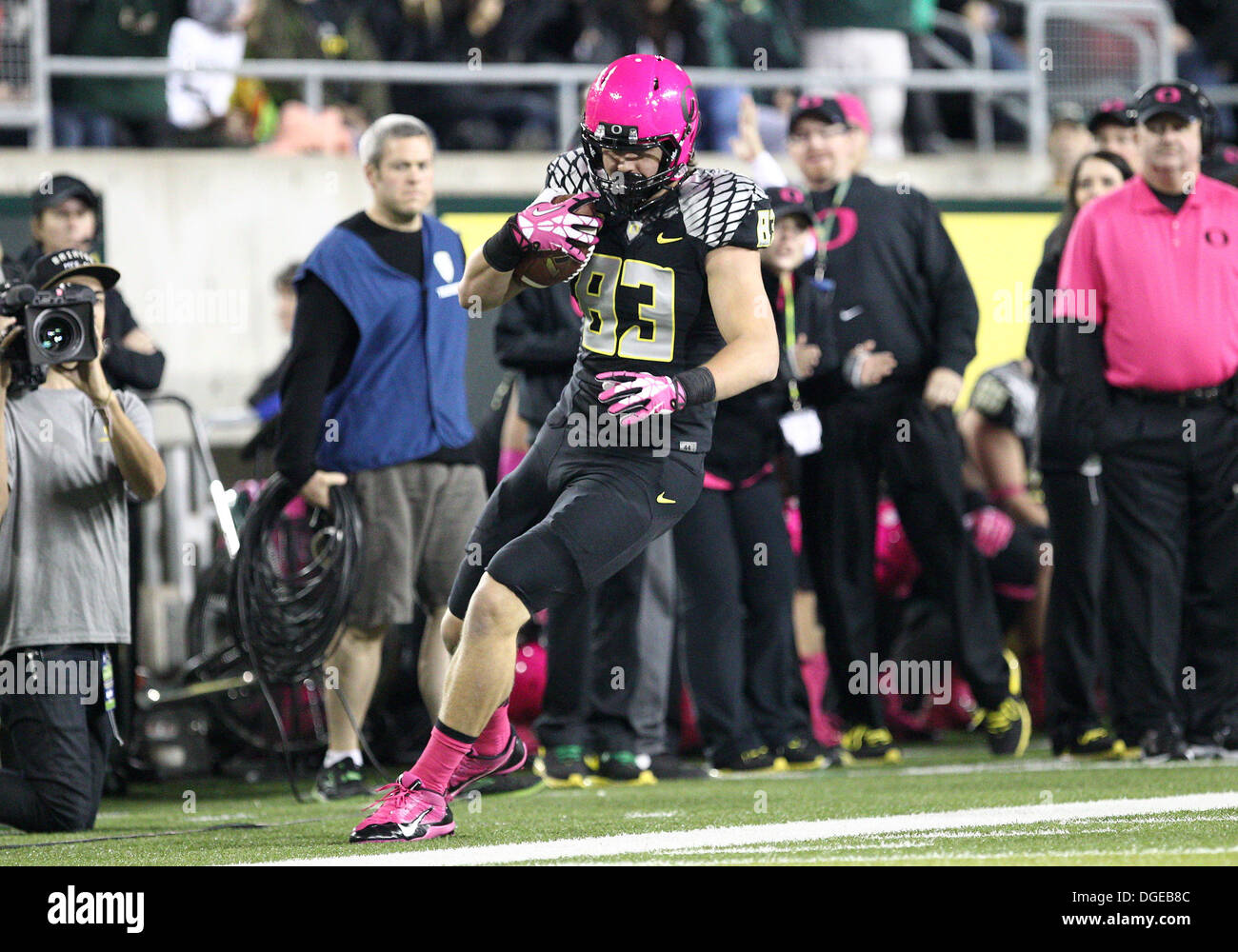 Eugene, OR, Stati Uniti d'America. Xix oct, 2013. Ottobre 19, 2013: estremità destra Giovanni Mundt (83) dell'Oregon Ducks porta giù un pass durante il NCAA Football gioco tra il Washington State Cougars e l'Oregon Ducks a Autzen Stadium, Eugene, O © csm/Alamy Live News Foto Stock