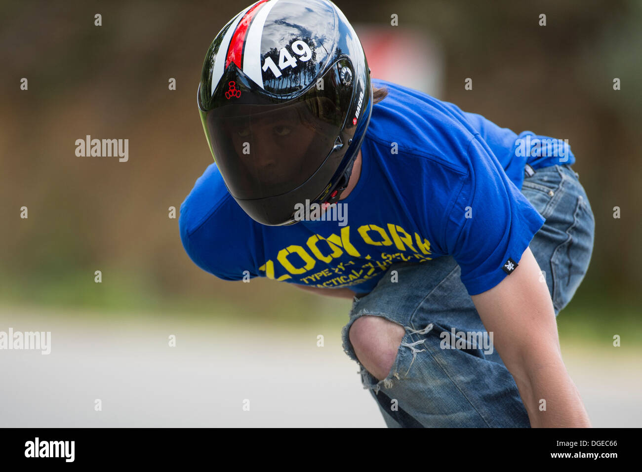 Skateboard longboard downhill cessione di formazione su strada pubblica, close up Foto Stock