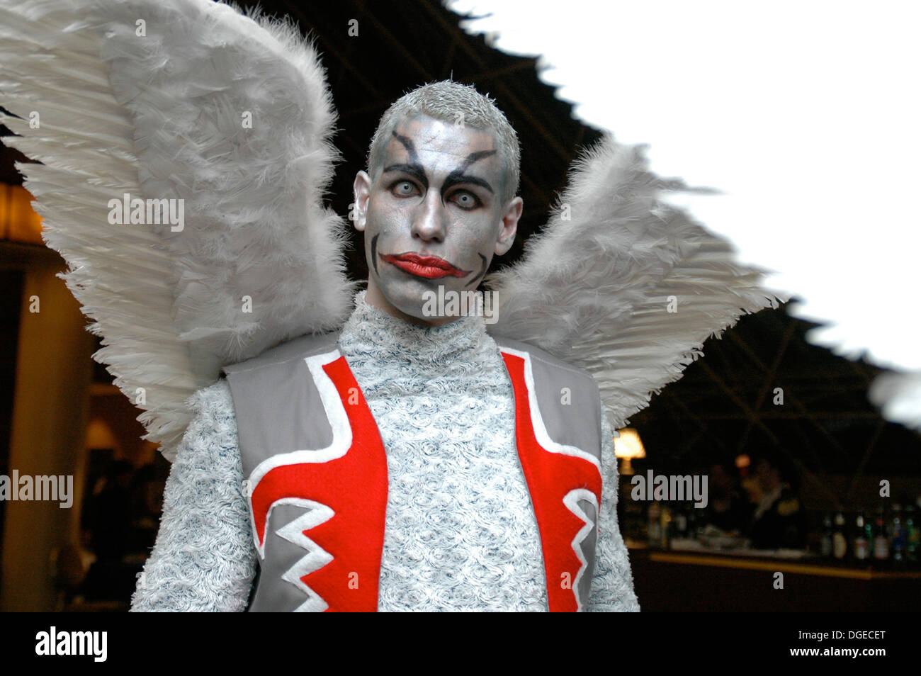 Uomo vestito come un angelo in costume di Halloween party in Philadelphia  Foto stock - Alamy