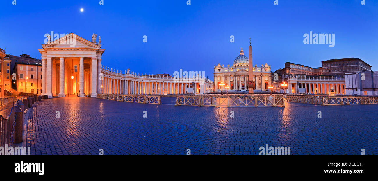 Vaticano papa roma piazza della residenza di San Pietro con la Basilica di San Pietro e il colonnato intorno a ciottoli in pietra con sunrise brigh Foto Stock