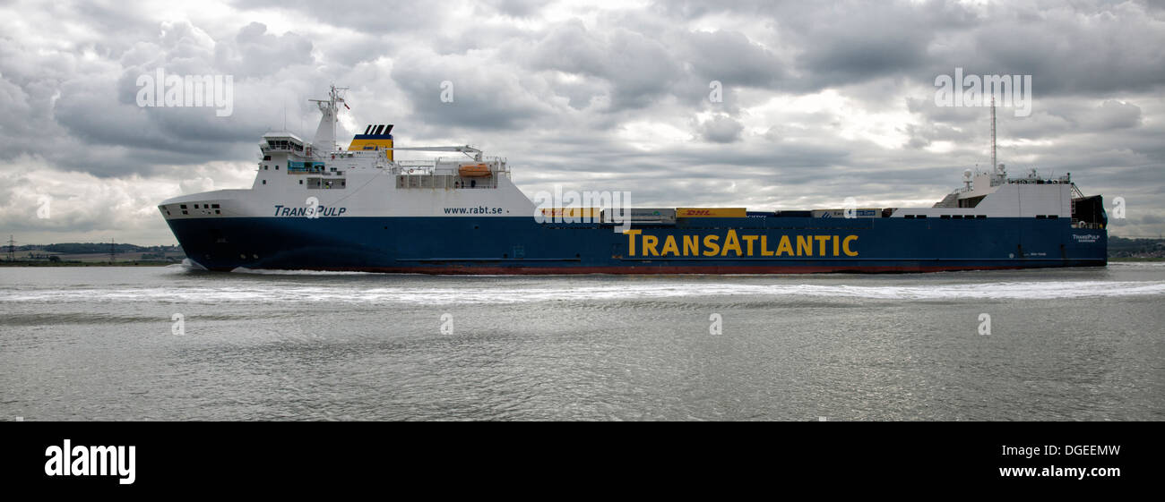 Nave cargo Transpulp un traghetto ro-ro si fa strada a valle del fiume Tamigi vicino Oriente Tilbury a est della City di Londra. Foto Stock