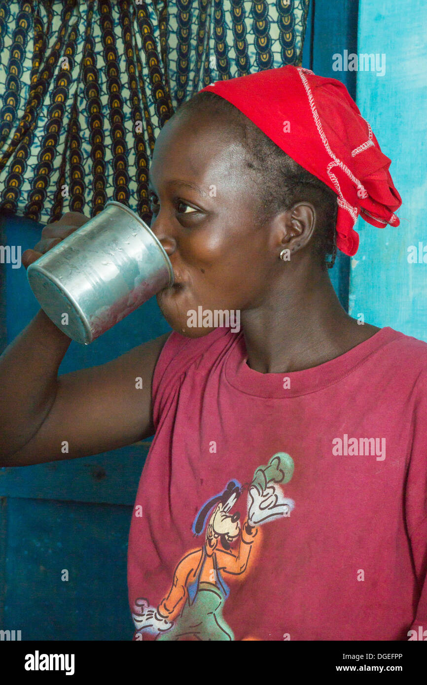 Paziente di sesso femminile a Nixo Village Health Clinic prende le sue medicine, vicino a Sokone, Senegal Foto Stock