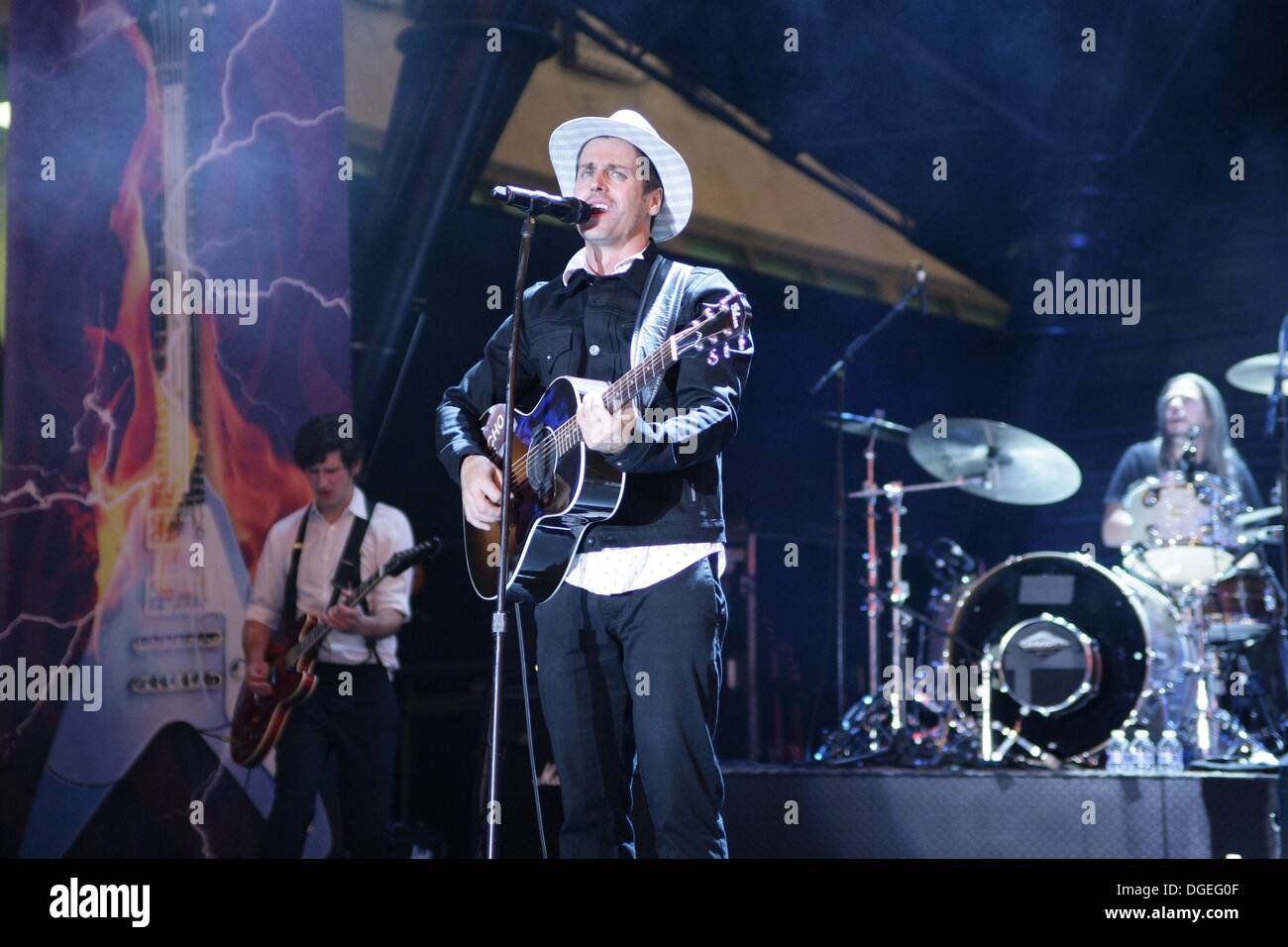 Las Vegas, NV, Stati Uniti d'America. Xix oct, 2013. Steve Mazur (chitarra), Raine Maida (cantante), Duncan Coutts (tamburi) di Nostra Signora della Pace di presenze per Nostra Signora della Pace in concerto al Fremont Street Experience, terza strada a stadio, Las Vegas NV, Ottobre 19, 2013. © James Atoa/Everett raccolta/Alamy Live News Foto Stock