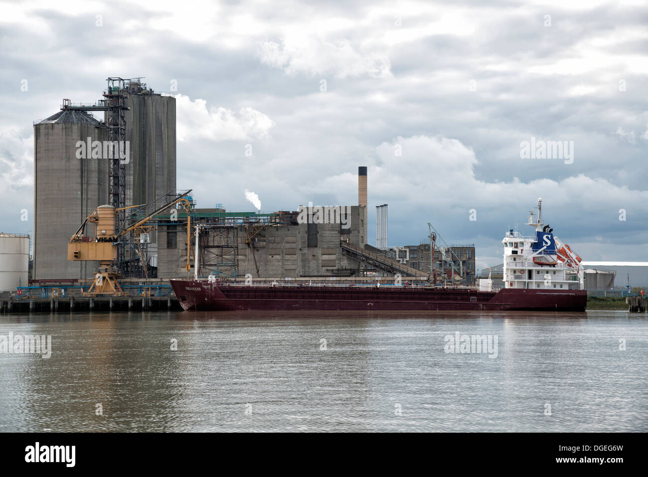 Nave cargo Oraness attraccate al trattamento dei semi oleosi Piante sul Fiume Tamigi a Erith, ad est della City di Londra. Foto Stock