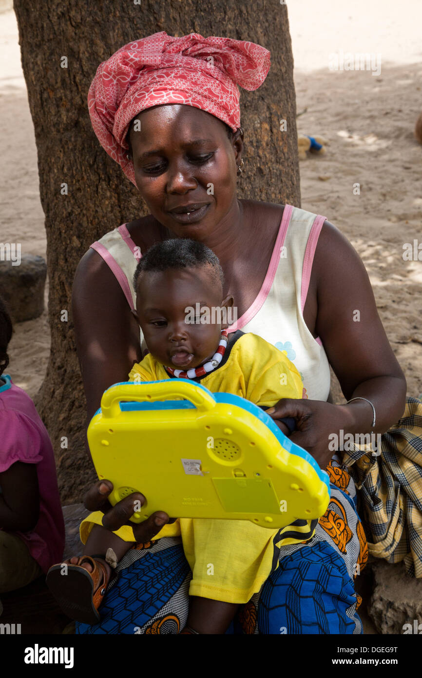 Azienda madre figlio bambino, Nixo Village, vicino a Sokone, Senegal. Server gruppo etnico. Foto Stock