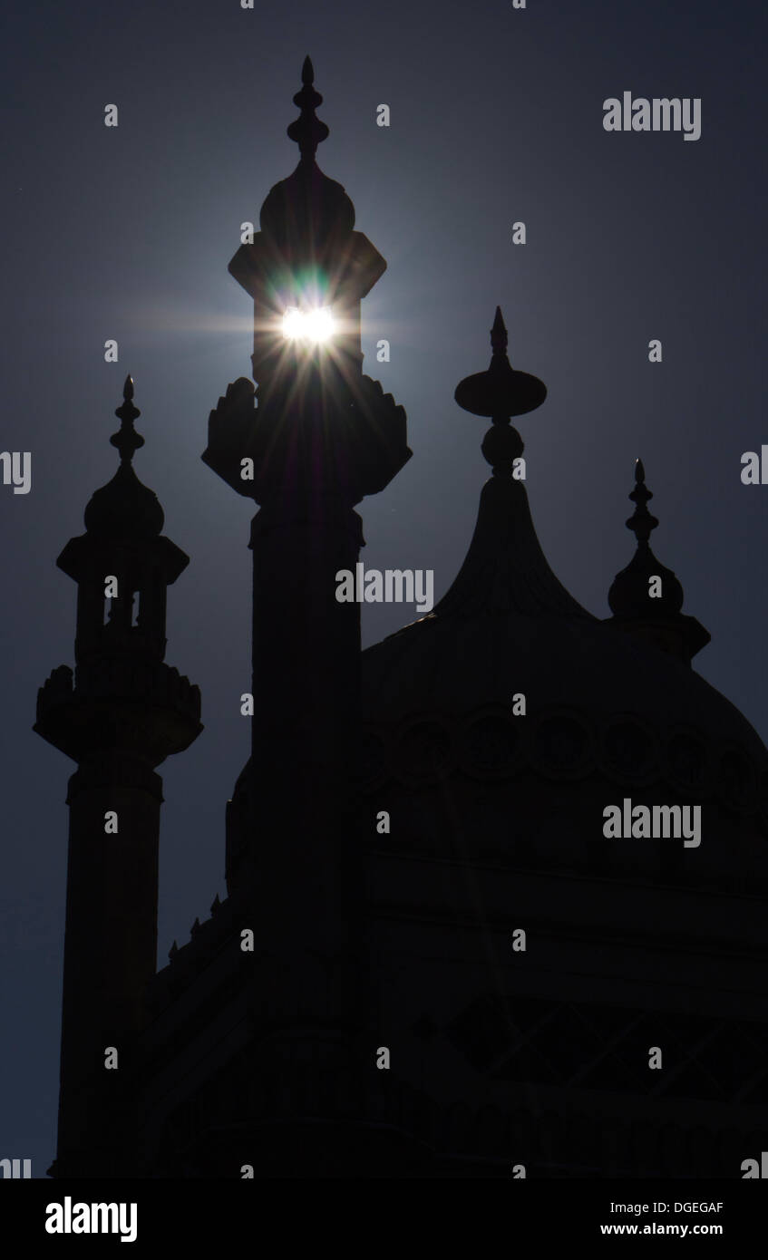 Rising Sun splende attraverso una torre presso il Royal Pavilion, Brighton, Regno Unito Foto Stock
