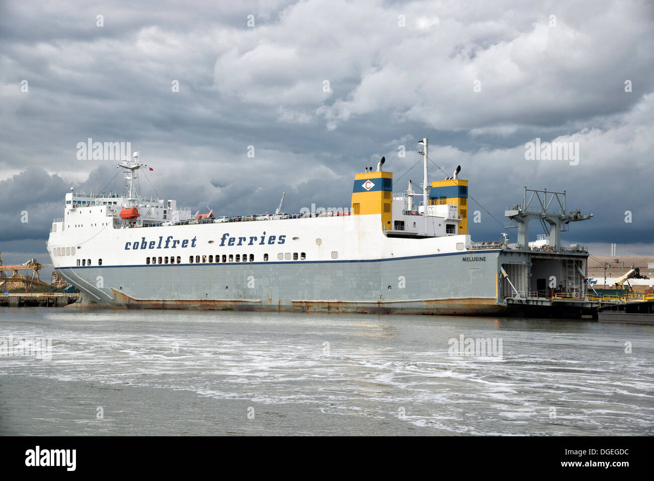 Traghetto per auto Melusine di Cobelfret Ferries del Belgio ormeggiato sul fiume Tamigi a Dagenham est della City di Londra Foto Stock