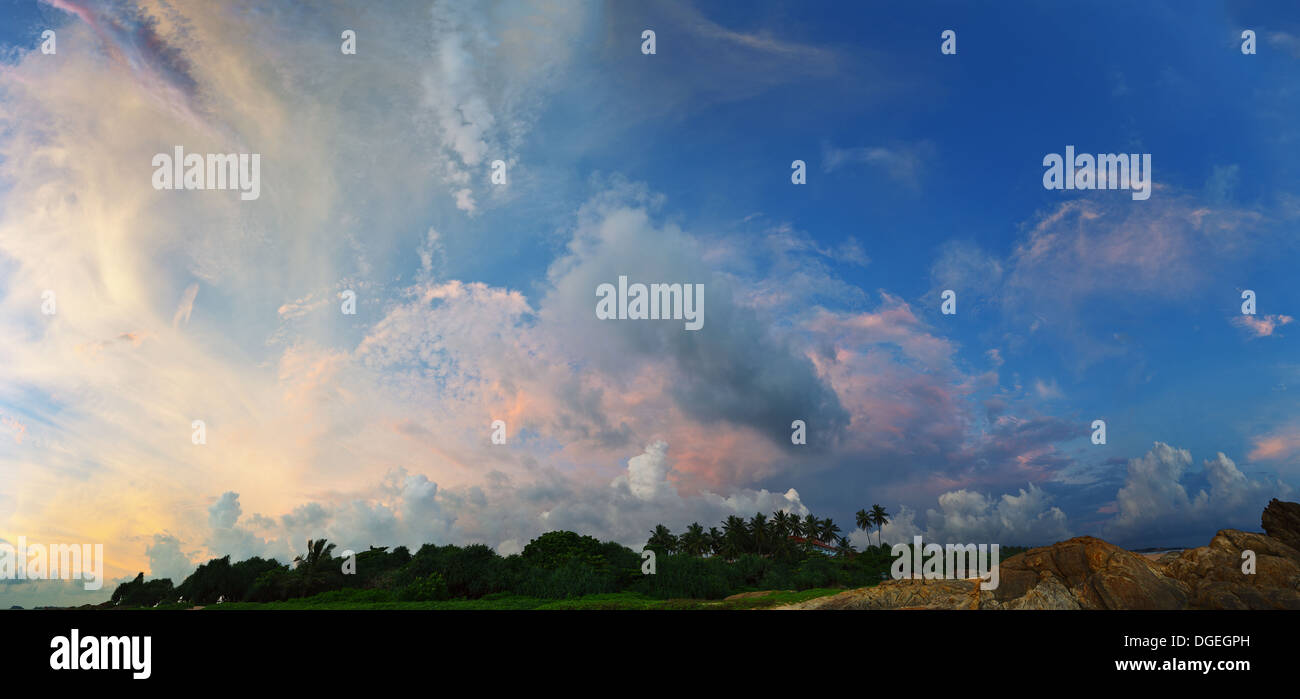 Incredibilmente bella cielo sopra la costa tropicale al tramonto. Sri Lanka Foto Stock