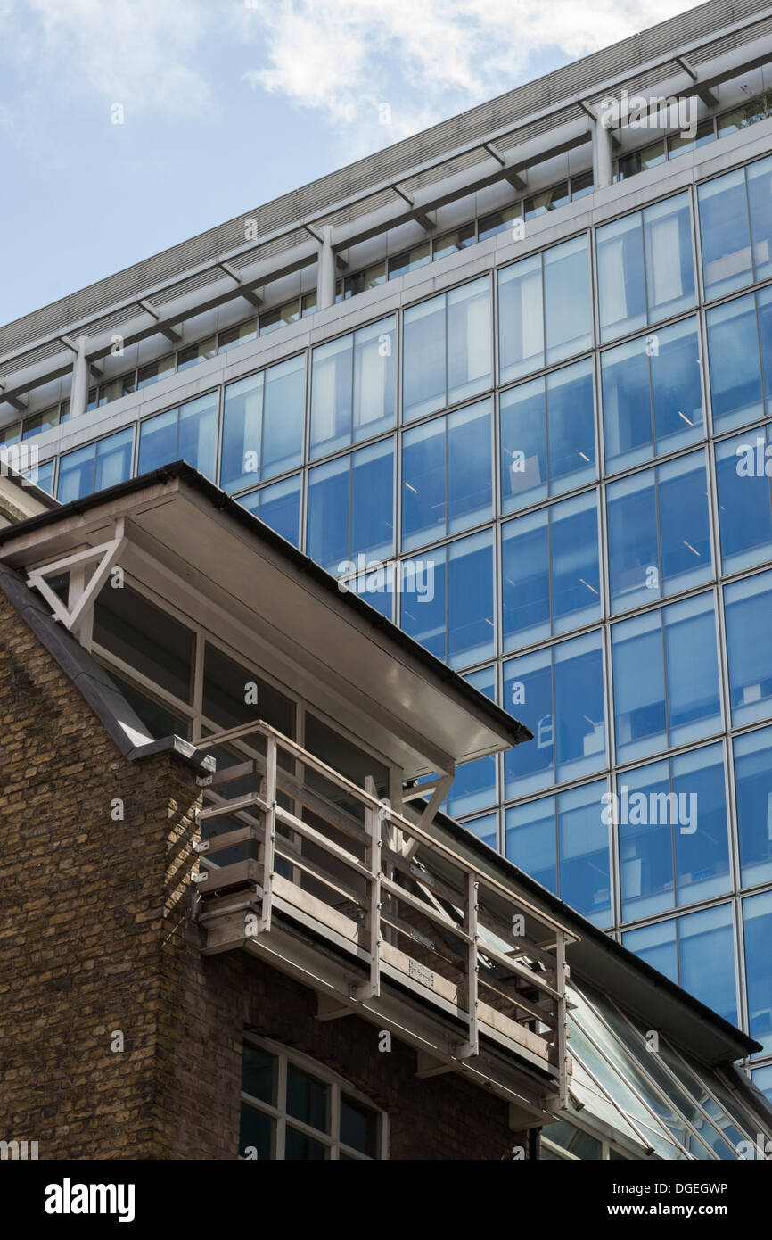 Una terrazza privata a Londra, visto dal basso con un grande ufficio incombente facciata come sfondo Foto Stock