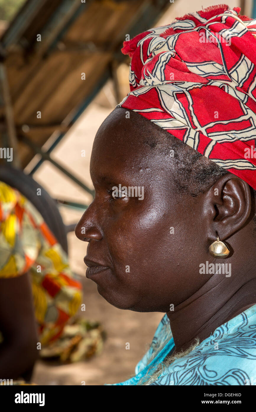 Profilo del viso, donna di mezza età, Nixo Village, vicino a Sokone, Senegal. Server gruppo etnico. Foto Stock