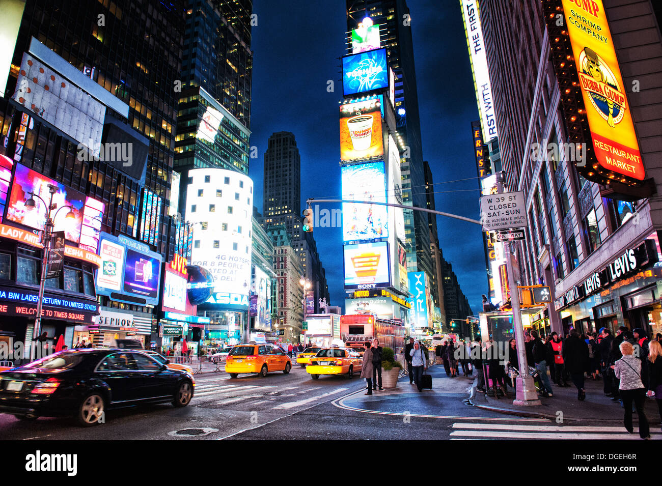 Vivace Times Square di notte a New York City, NY, STATI UNITI D'AMERICA Foto Stock