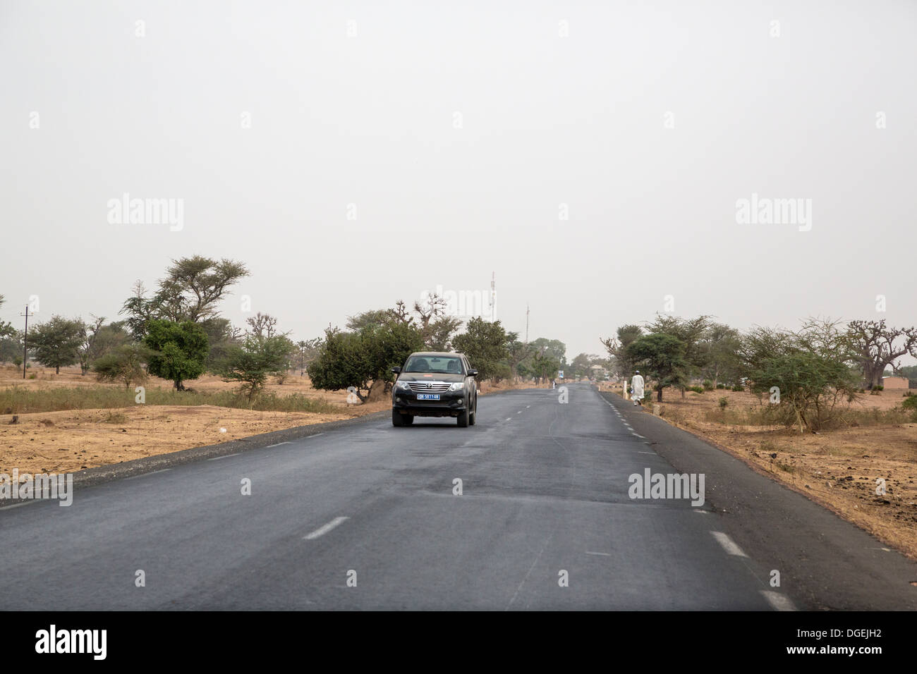 Autostrada lastricata, vicino Koalack, Senegal Foto Stock