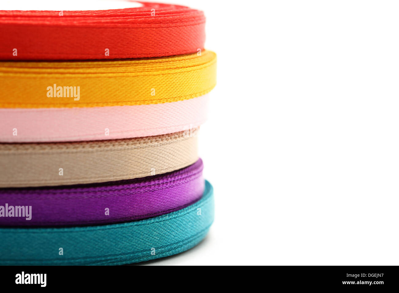 Bobine di nastro su sfondo bianco Foto Stock