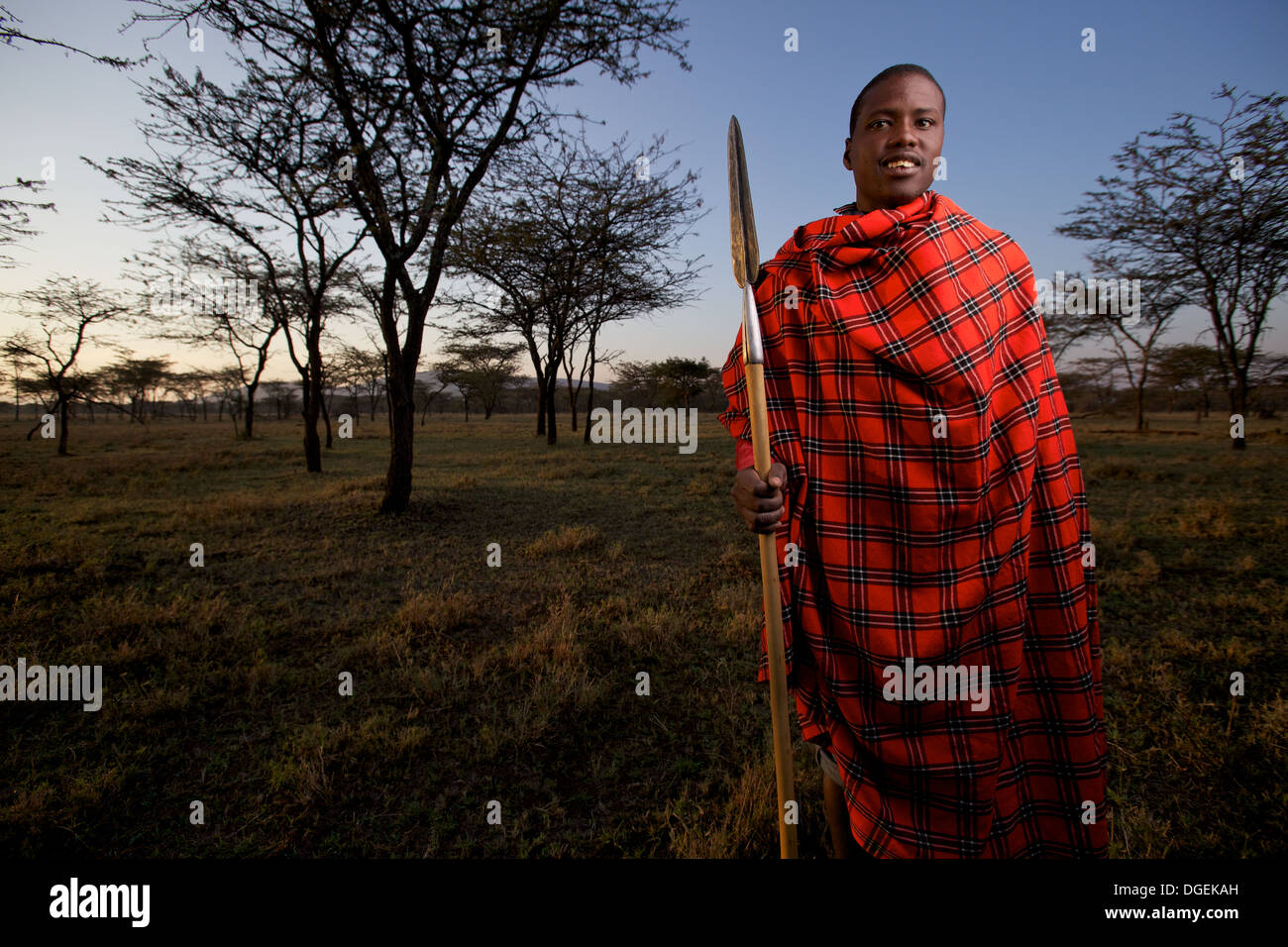 Giovane uomo Masai con lancia, Mara regione, Kenya Foto Stock