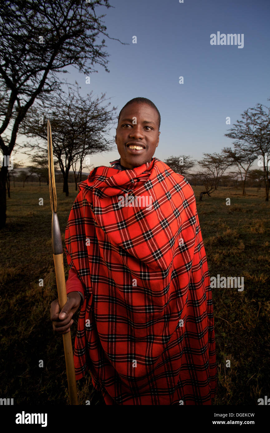 Giovane uomo Masai con lancia, Mara regione, Kenya Foto Stock