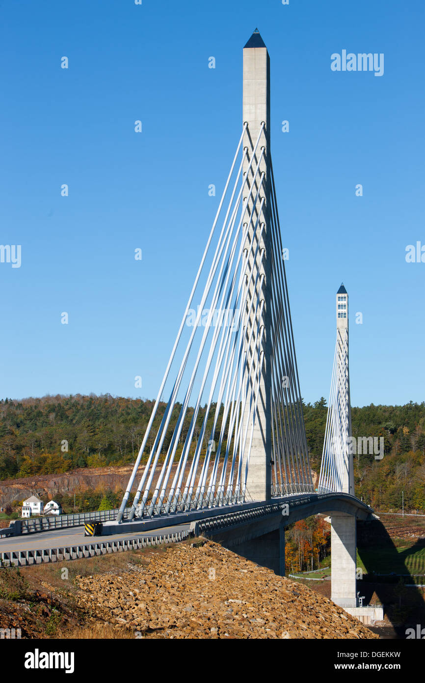 Il nuovo Penobscot Narrows Bridge, attraversa il fiume Penobscot da Verona isola alla prospettiva, Maine. Foto Stock