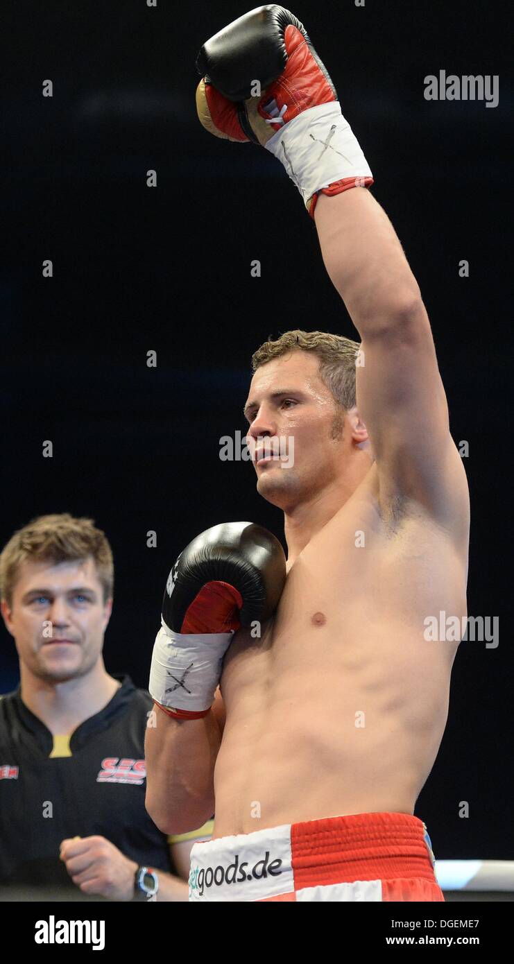 Leipzig, Germania. Xix oct, 2013. Boxer tedesco Robert Stieglitz (R) cheers la sua vittoria sul pugile nigeriano Isacco Ekpo (invisibile) accanto al suo allenatore Dirk Dzemski durante i loro uomini di Coppa del Mondo di associazione WBO super middleweight lotta a Leipzig, Germania, 19 ottobre 2013. Foto: Hendrik Schmidt/dpa/Alamy Live News Foto Stock