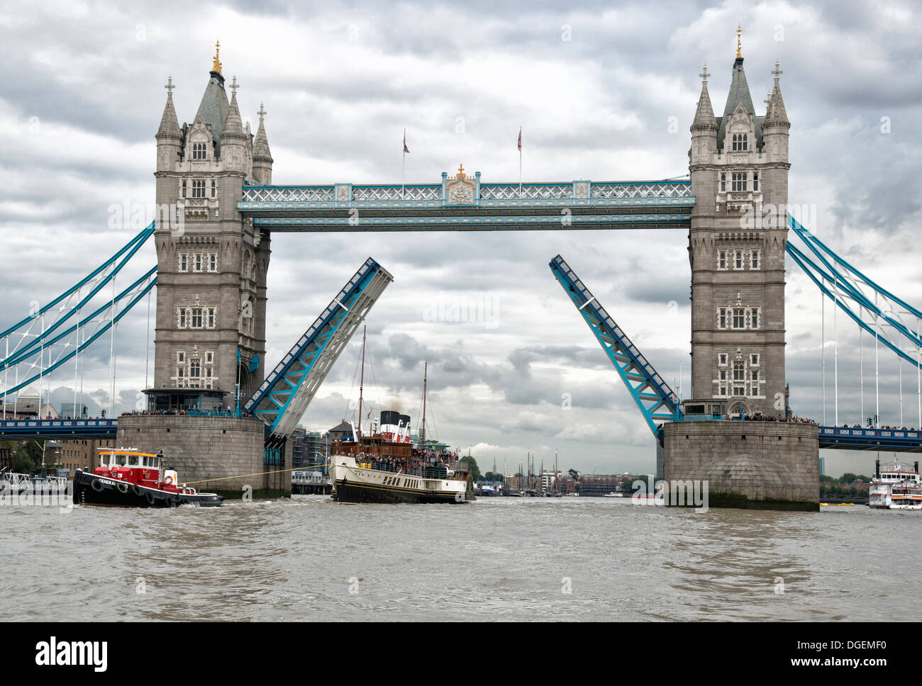 L'ultimo mare andando battello a vapore nel mondo. Il PS Waverley arriva nel pool di Londra passando attraverso il Tower Bridge Foto Stock