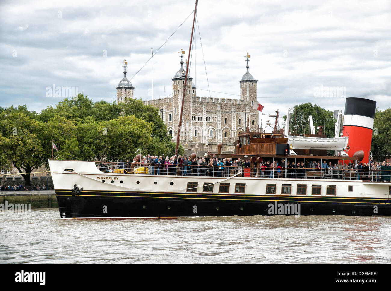 L'ultimo mare andando battello a vapore nel mondo. Il PS Waverley arriva nel pool di Londra per la torre, sul Fiume Tamigi Foto Stock