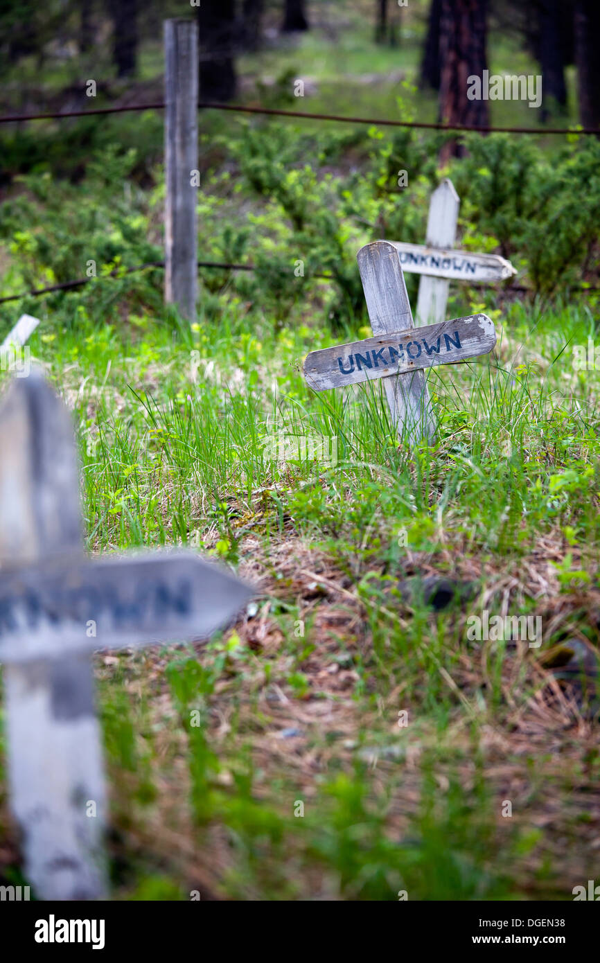 Tombe sconosciuto in un vecchio cimitero Foto Stock