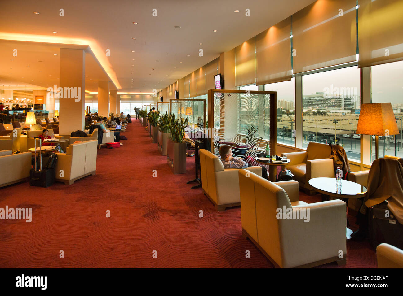 Il Qatar, U.A.E. Aeroporto di Doha, i passeggeri rilassante in Premium Business Class Terminal Foto Stock