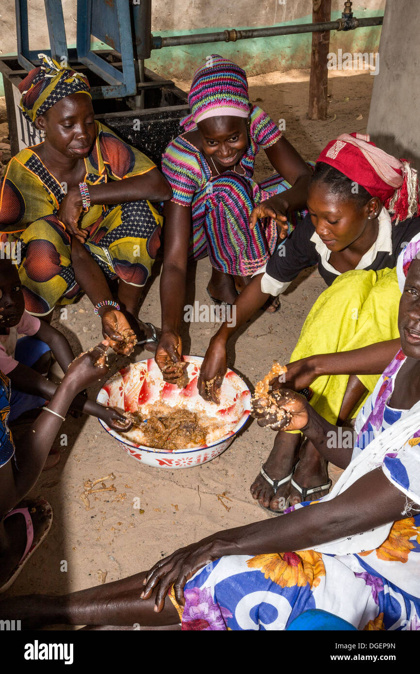 Donne che condividono il pranzo ad un Anacardi impianto di lavorazione. Fass Njaga Choi, banca del Nord della regione, il Gambia. Foto Stock