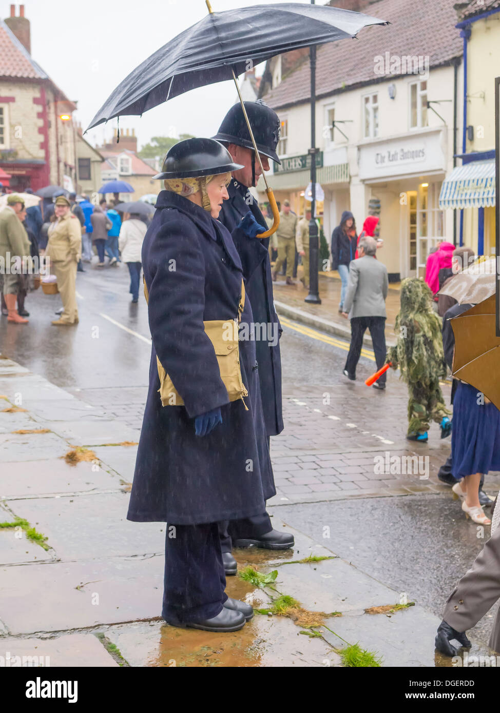 Un uomo vestito come un poliziotto e una donna come ARP operaio in Pickering North Yorkshire per il tempo di guerra e 1940's week-end 2013 Foto Stock