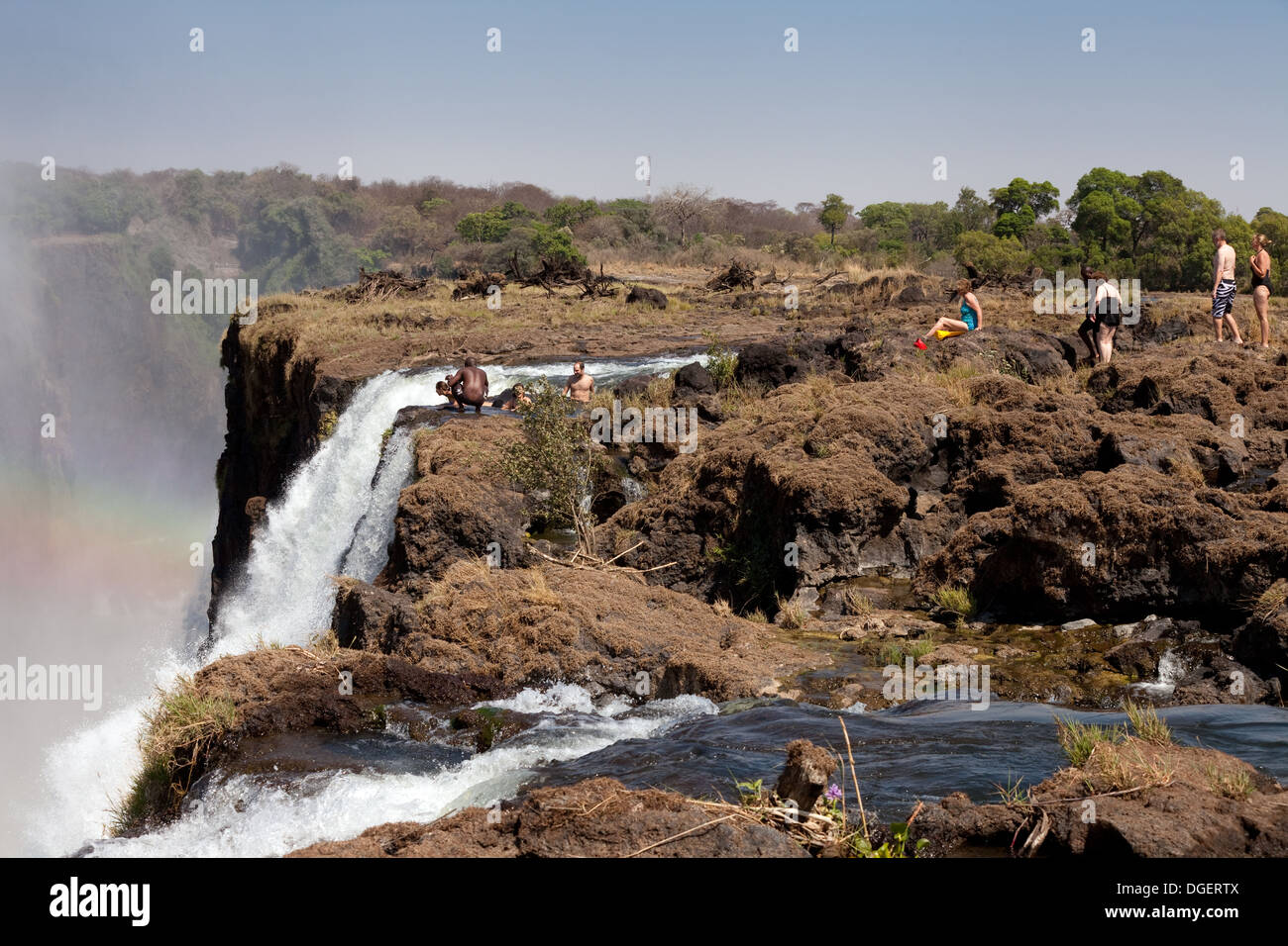 I turisti a nuotare in piscina diavoli a bordo del Victoria Falls, preso da Livingstone Island, Victoria Falls, Zambia Africa Foto Stock