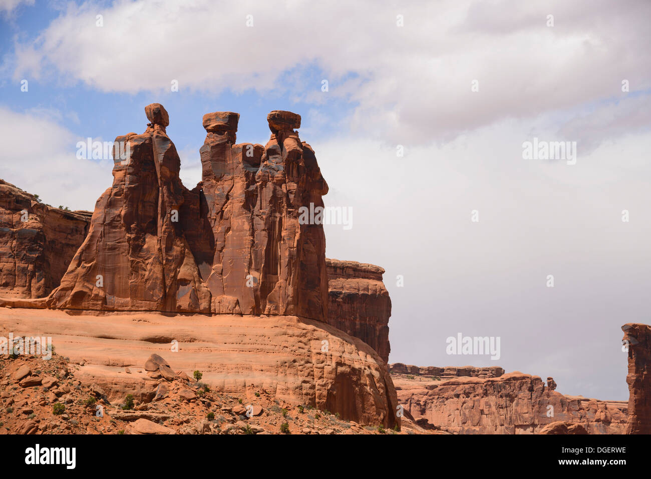 I tre pettegolezzi, vicino Couthouse Torri, il Parco Nazionale di Arches, Utah, Stati Uniti d'America Foto Stock