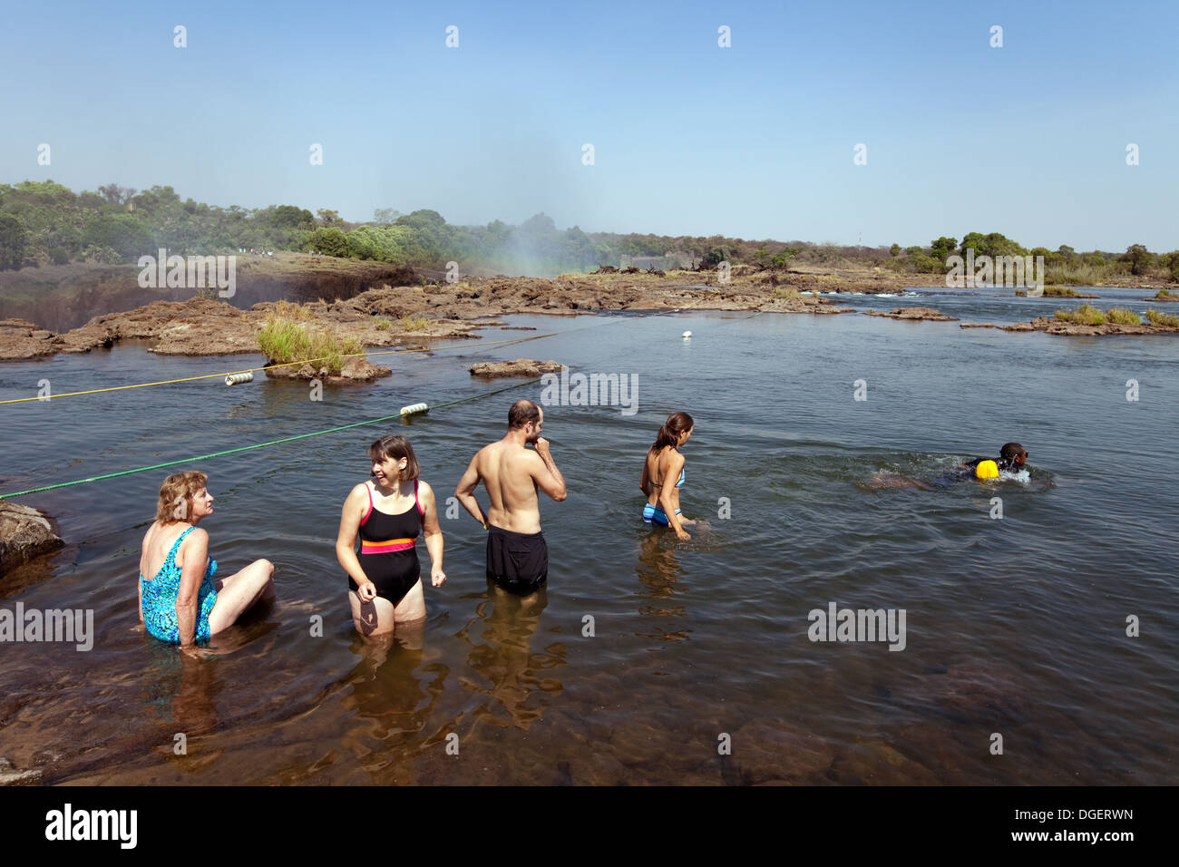 I turisti a nuoto per i diavoli la piscina a bordo del Victoria Falls Livingstone Island, Zambia africa Foto Stock