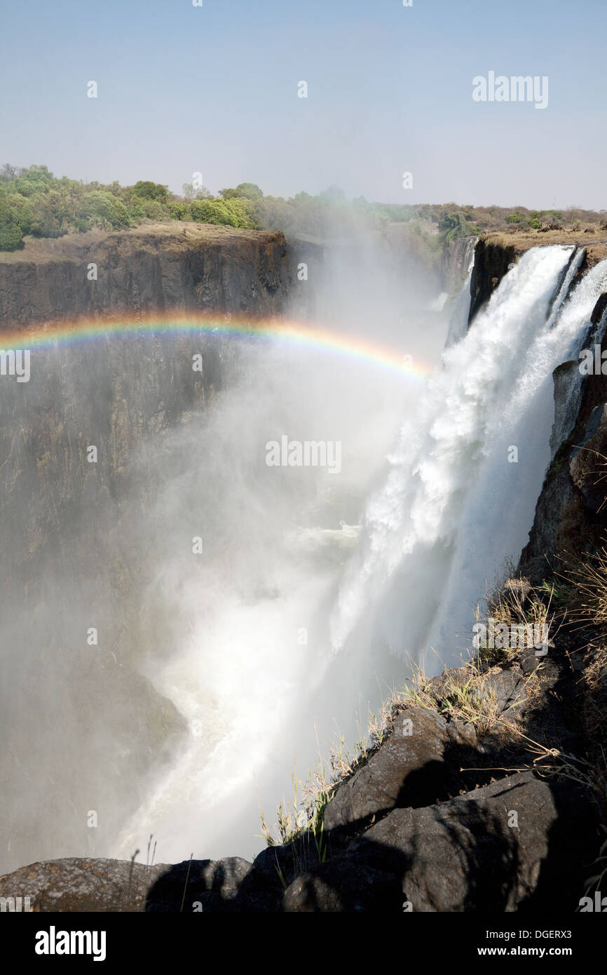 Cascate Vittoria Zambia , cataratta principale e arcobaleno guardando al fondo delle cascate da Livingstone Island, Zambia lato, Africa Foto Stock